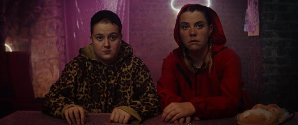 Bild 1 von 6: MJ (Salomé Diénis Meulien, l.); Mother Blocker (Sophie-Marie Larrouy, r.)