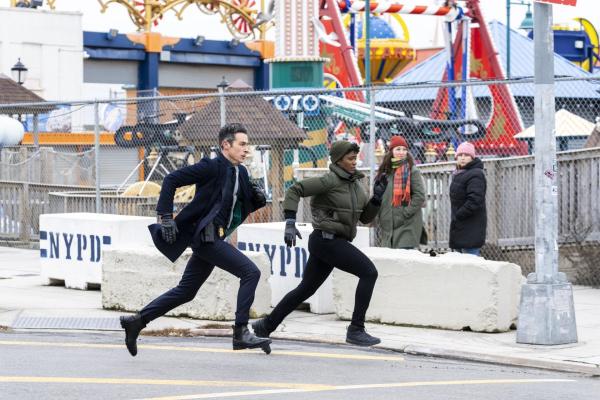 Bild 1 von 4: Special Agent Stuart Scola (John Boyd, l.); Special Agent Tiffany Wallace (Katherine Renee Kane, r.)