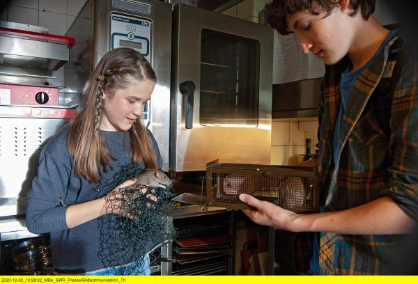 Bild 1 von 5: Lucy (Paulina Schnurrer) und Jan (Guiliano Marieni) beglückt über ihre gelungene Rattenfangaktion.