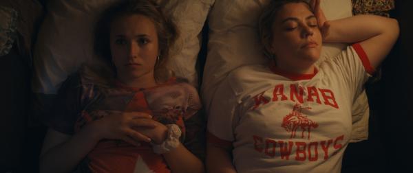 Bild 1 von 4: Lola Bouvier (Chloé Jouannet, l.); Mother Blocker (Sophie-Marie Larrouy, r.)