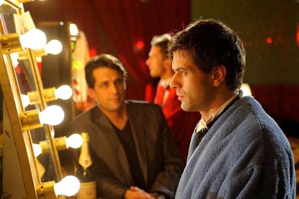 Bild 1 von 12: Leon (Kai Schumann, r.) sucht den Rat seines Freundes Bill (Robert Seeliger, l.).