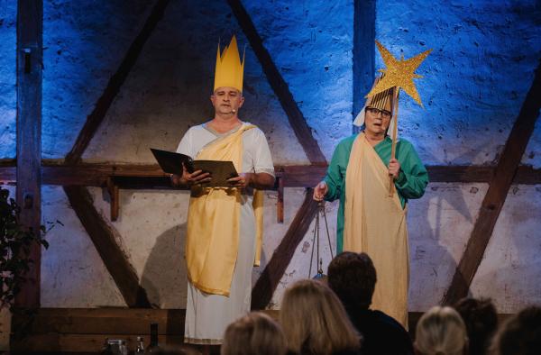 Bild 1 von 4: v.l.n.r.: Alois und Elsbeth Gscheidle (Marcus Neuweiler und Birgit Pfeiffer) versuchen sich als die \