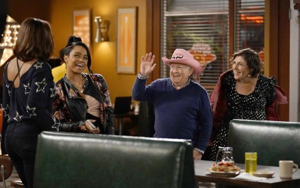Bild 1 von 16: (v.l.n.r.) Randi (Kyla Pratt); Phil (Leslie Jordan); Kat (Mayim Bialik)