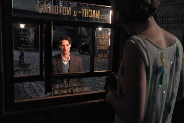 Bild 1 von 4: Helene (Mala Emde) flirtet mit Karl Wertheimer (Thomas Prenn).