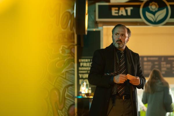 Bild 1 von 4: Schulrat Dr. Michael Berger (Robert Schupp) kann noch nicht ahnen, wer oder was ihn gleich erwartet.