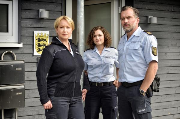 Bild 1 von 1: Nele (Floriane Daniel, links), Julia (Wendy Güntensperger, Mitte) und Andreas Rambach (Ole Puppe) vor der Station der Wasserschutzpolizei.