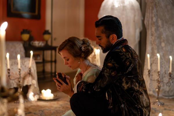 Bild 1 von 8: Sophie Asquith-Gore (Fiona Button, l.); Silas Huxley (Nabhaan Rizwan, r.)