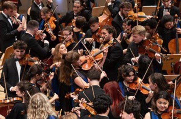 Bild 1 von 4: Es ist ein jugendliches Get-together der Superlative: Nachwuchsorchester aus aller Welt präsentieren sich jedes Jahr im Sommer zwei Wochen lang ausgelassen und zugleich hoch konzentriert im Berliner Konzerthaus am Gendarmenmarkt.