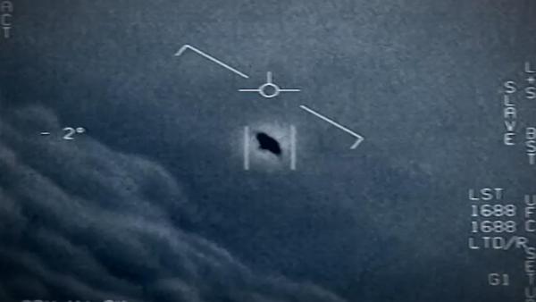 Bild 1 von 2: Aufnahme aus dem Cockpit eines US-Navy-Piloten aus dem Jahr 2004. Es zeigt ein \