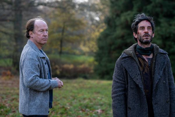 Bild 1 von 7: Remy Luger (Christoph Bach, r.) taucht im Garten von Jakob Stiller (Ulrich Noethen, l.) auf.