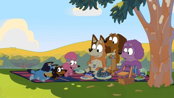 Bild 1 von 6: Beim Picknicken im Park spielen Bluey und ihre Freunde ein Spiel, bei dem sie den Rasen nur an den Stellen berühren dürfen, wo Schatten ist. Coco fragt immer wieder nach Ausnahmen von den Spielregeln, doch Bluey zeigt ihr, dass Regeln auch mehr Spaß bedeuten können.