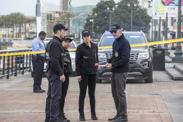Bild 1 von 11: Dwayne Pride (Scott Bakula, r.) ermittelt mit seinen Kollegen Christopher LaSalle (Lucas Black, l.), Sonja Percy (Shalita Grant, 2.v.l.) und Tammy Gregorio (Vanessa Ferlito, 2.v.r.) im Fall einer verschwundenen Kongressangestellten ...