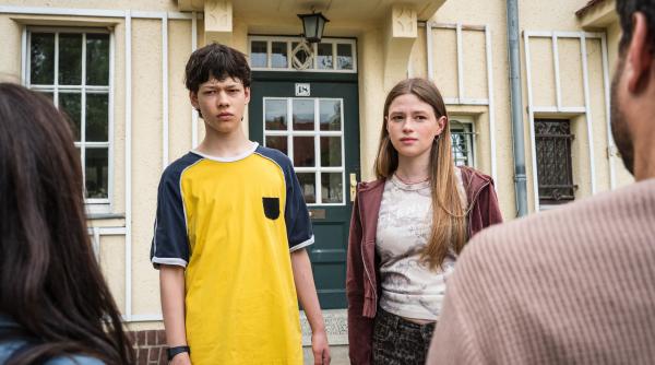 Bild 1 von 27: Louis (Wanja Valentin Kube) und Greta Freydank (Nelly Hoffmann) stehen vor ihren Eltern Maja (Bettina Zimmermann) und Steffen (Kai Schumann).