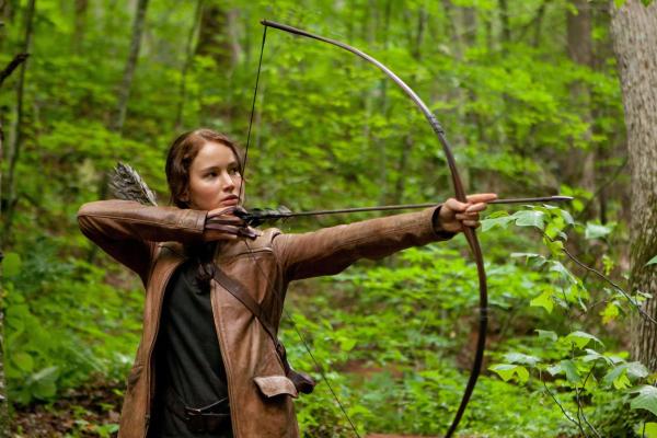 Bild 1 von 22: Im Gegensatz zu Peeta ist Katniss (Jennifer Lawrence) eine hervorragende Bogenschützin und eine gute Jägerin. Wird ihr dies zugutekommen in dem mörderischen Überlebenskampf der Hungerspiele ...