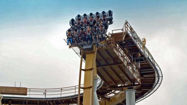 Bild 1 von 3: Drei Züge mit jeweils drei Wagen drehen auf der Achterbahn ihre Runden in Schwindel erregender Höhe.