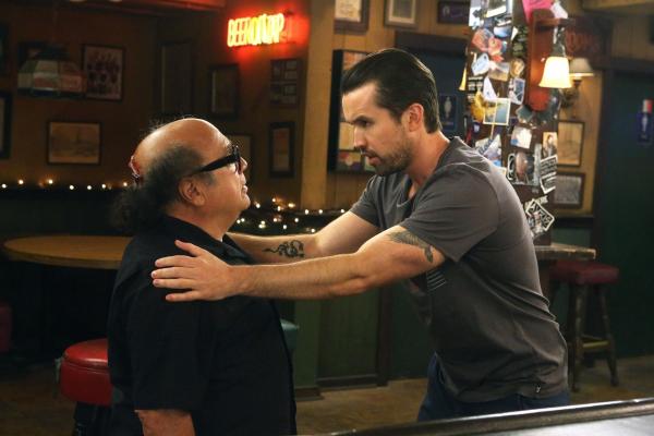 Bild 1 von 8: Frank Reynolds (Danny DeVito, l.); Mac (Rob McElhenney, r.)