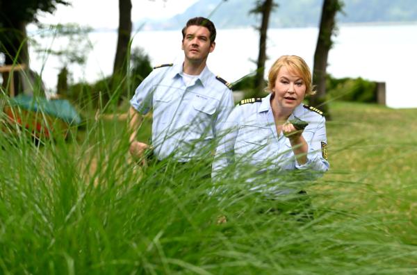 Bild 1 von 1: Jakob Frings (Max König, links) und Nele Fehrenbach (Floriane Daniel, rechts) beobachten verdächtige Aktivitäten.