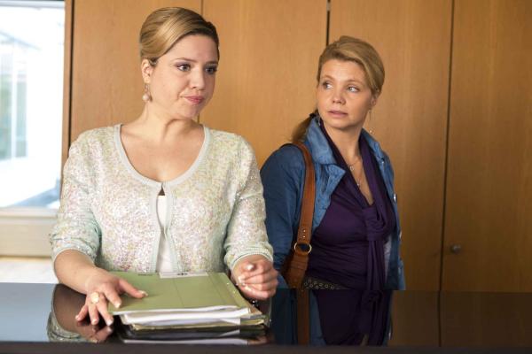 Bild 1 von 12: Biggi (Caroline Frier, l.), die eifrige Sekretärin von Staatsanwalt August von Grün macht es Danni (Annette Frier, r.) mal wieder nicht leicht. Doch Danni hat ein Problem und lässt sich von ihr nicht aufhalten ...