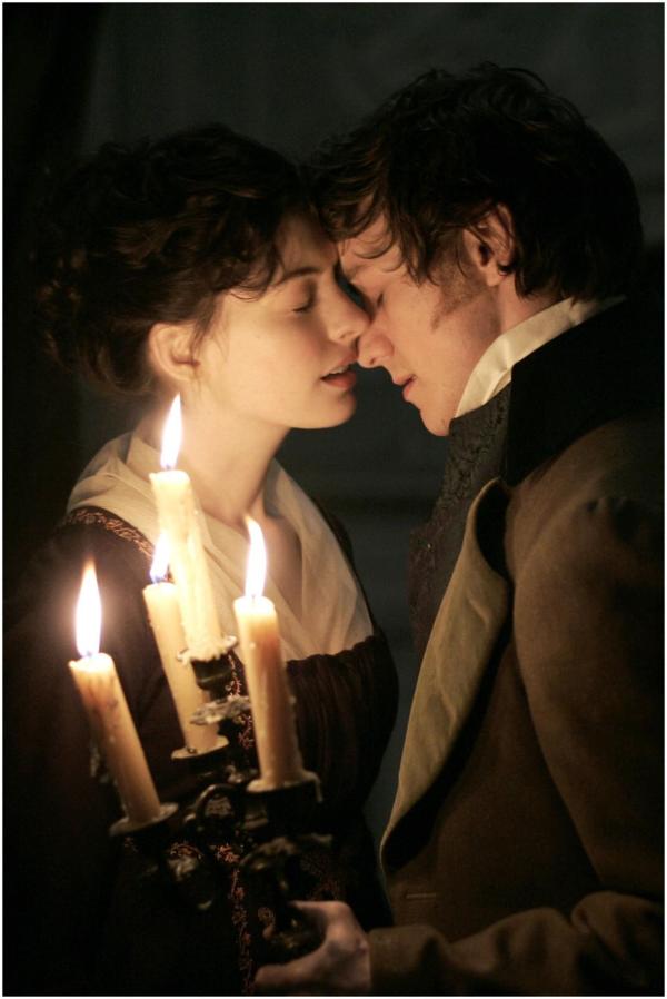 Bild 1 von 7: Jane Austen (Anne Hathaway, l.); Tom Lefroy (James McAvoy, r.)