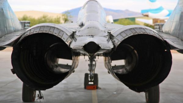 Bild 1 von 2: Zwei Klimow RD-33 Düsentriebwerke liefern dem Flieger mehr als 13 Tonnen Schub.