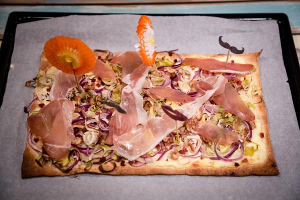 Bild 1 von 3: Beim Thema Zwiebeln darf ein typisch französischer Flammkuchen natürlich nicht fehlen.