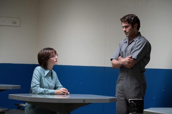 Bild 1 von 8: Carole Anne Boone (Kaya Scodelario, l.); Ted Bundy (Zac Efron, r.)