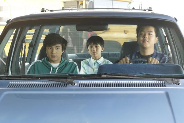 Bild 1 von 11: (v.l.n.r.) Emery Huang (Forrest Wheeler); Evan Huang (Ian Chen); Eddie Huang (Hudson Yang)