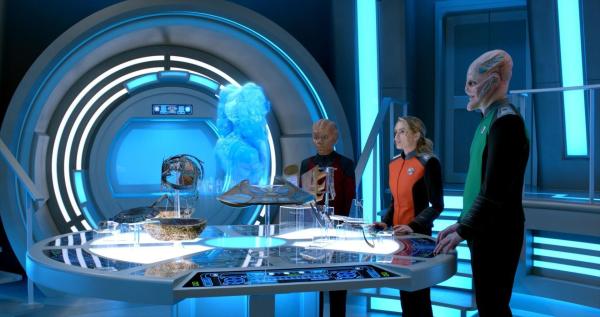 Bild 1 von 11: (v.l.n.r.) Topa (Imani Pullum); Ensign Charly Burke (Anne Winters); Lieutenant Ha'Bahl (Jeffrey Muller)