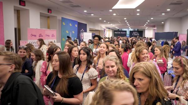 Bild 1 von 7: Auf großen Events schwören konservative Redner der ultrakonservativen Organisation \