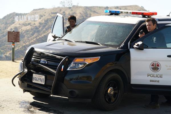 Bild 1 von 2: John Nolan (Nathan Fillion) begleitet seine Ausbilderin Officer Talia Bishop (Afton Williamson) zu einem spontanen Einsatz, bei dem jede Sekunde zählt.