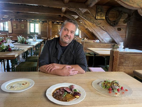 Bild 1 von 10: Küchenchef Christian Schmid vor dem Menü des Tages.