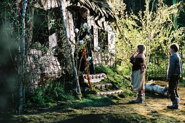 Bild 1 von 7: Hänsel (Johann Storm) und Gretel (Nastassja Hahn) trauen ihren Augen nicht: Auf ihrer verzweifelten Suche nach einem Ausweg aus dem Wald landen sie plötzlich vor einem Knusperhaus.