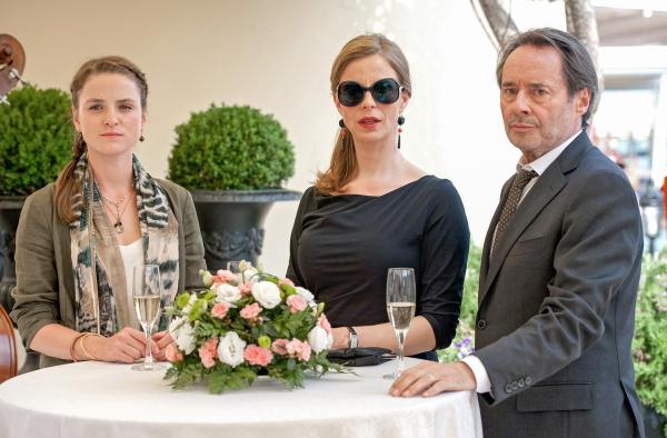 Bild 1 von 18: Im Bild: Commissario Brunetti (Uwe Kockisch) ist gemeinsam mit seiner Frau Paola (Julia Jäger, Mitte) und seiner Tochter Chiara (Laura-Charlotte Syniawa) zu einer Feier eingeladen worden, die er gern fern geblieben wäre.