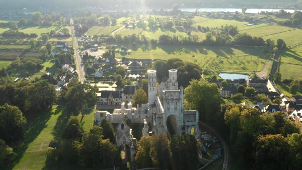 Bild 1 von 3: Die Abtei von Jumièges ist 654 erbaut worden, aus dem weißen Kalkstein des Seine-Tals.