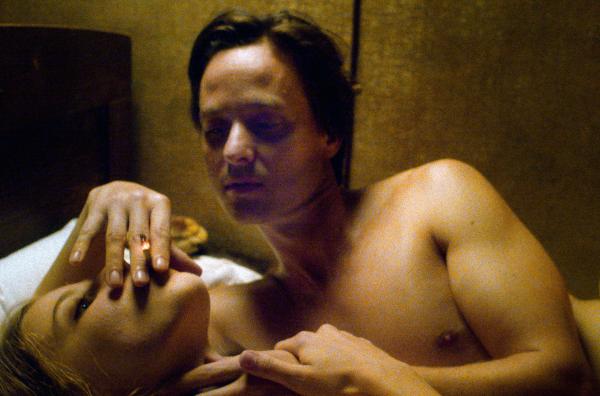 Bild 1 von 2: Fabian (Tom Schilling) und Cornelia Battenberg (Saskia Rosendahl) liegen zusammen im Bett.