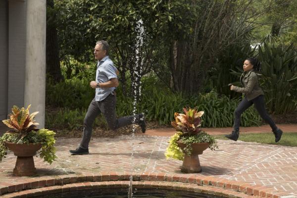 Bild 1 von 11: Als hunderte Marinewaffen geraubt werden, wird das CIS Team um Hilfe gebeten. Es beginnt eine gefährliche Jagd für Pride (Scott Bakula, l.) und Percy (Shalita Grant, r.) ...