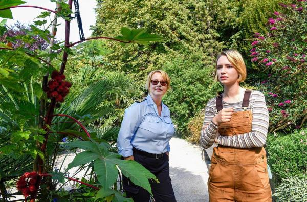 Bild 1 von 5: Im Bild: Denise Munk (Zoë Valks, r.) erklärt Nele Fehrenbach (Floriane Daniel, l.), wie man aus dem Wunderbaum Gift extrahieren kann.
