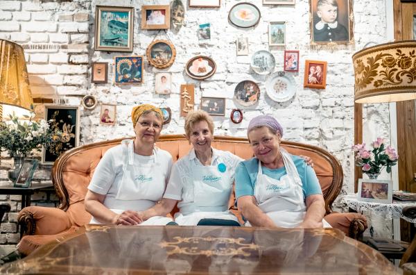 Bild 1 von 2: Resi (62), Marianne (80) und Katrin (68, v.l.) arbeiten im Café ?Vollpension? ? und lieben es.