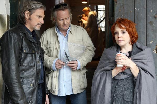 Bild 1 von 38: Im Bild (v.li.): Stefan Jürgens (Carl Ribarski), Gregor Seberg (Helmuth Nowak), Stefanie Dvorak (Katrin Holzer).