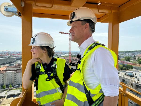Bild 1 von 4: Im Bild: Gerald von der BIG, der Bundesimmobiliengesellschaft, die das Village im Dritten baut, zeigt Esther die Riesenbaustelle von oben aus einem Kran.