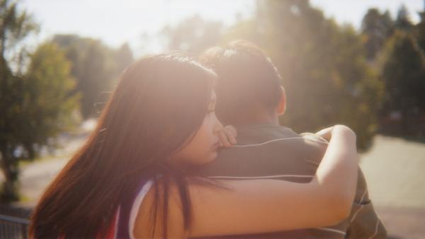 Bild 1 von 1: Lina (Victoria Hoang) versucht Elias (Sam Ashraf) zurück ins Leben zu holen, doch der Schmerz über den Verlust seines besten Freundes sitzt zu tief.