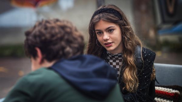 Bild 1 von 2: Suki (Alva Müllenberg) gibt Milo (Jonas Fischer) einen Rat.