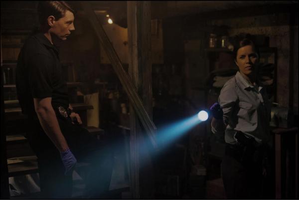 Bild 1 von 16: Als die Detectives Boney (Kim Dickens, r.) und Gilpin (Patrick Fugit, l.) Amys Tagebuch mit den Einträgen über die gewalttätige Veranlagung ihres Ehemannes finden und von der Erhöhung ihrer Lebensversicherung erfahren, steht der Mörder für sie fest: Ehemann Nick!