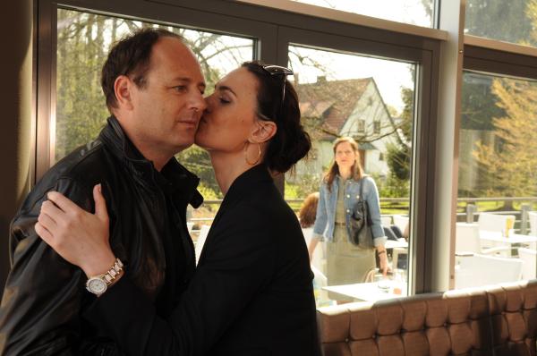 Bild 1 von 9: Hubert ahnt nicht, dass Annalena seinen kleinen Flirt mit Jasmin beobachtet hat. Von links: Hubert Kirchleitner (Bernhard Ulrich), Jasmin (Isabel Scholz) und Annalena Brunner (Heidrun Gärtner).