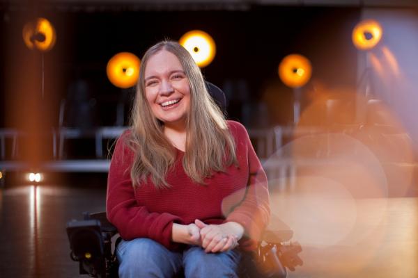 Bild 1 von 3: Anna Müller (39) tanzt im Rollstuhl zeitgenössischen Tanz und engagiert sich im \