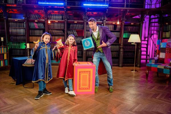 Bild 1 von 12: Im Bild: Zauberlehrer Tristan mit Julian und Hannah.