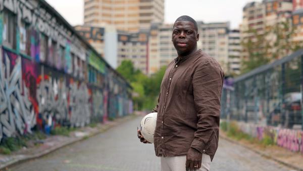 Bild 1 von 8: Aufgewachsen im Ghetto hat der Fußball Elvis (32) davor bewahrt auf die schiefe Bahn abzudriften.