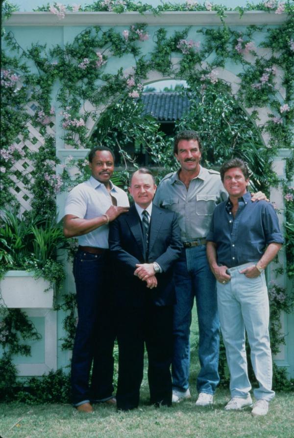 Bild 1 von 9: Beim Lösen seiner Fälle helfen Thomas Magnum (Tom Selleck, 2.v.r.) immer wieder T.C. Calvin (Roger E. Mosley, l.), Strandclubbesitzer Rick Wright (Larry Manetti, r.) und der gestrenge Hausverwalter Jonathan Higgins (John Hillerman, 2.v.l.) ...