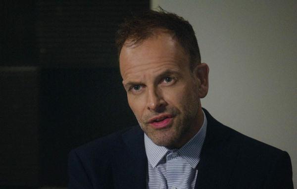 Bild 1 von 9: Sherlock Holmes (Jonny Lee Miller)