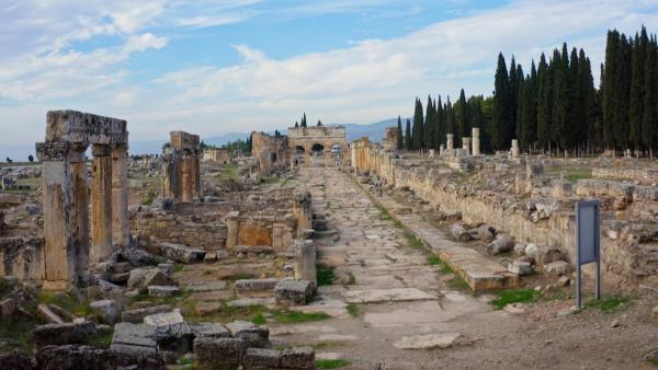 Bild 1 von 3: Das 1965 wiederentdeckte Plutonion von Hierapolis nahe der türkischen Stadt Pamukkale.